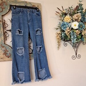 Frayed Hem Wide-Leg Distressed Denim Jeans - Blue. Size Medium